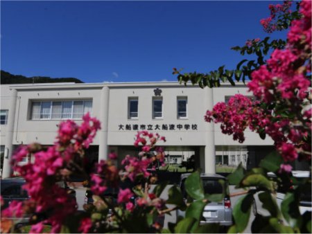大船渡中学校玄関の写真